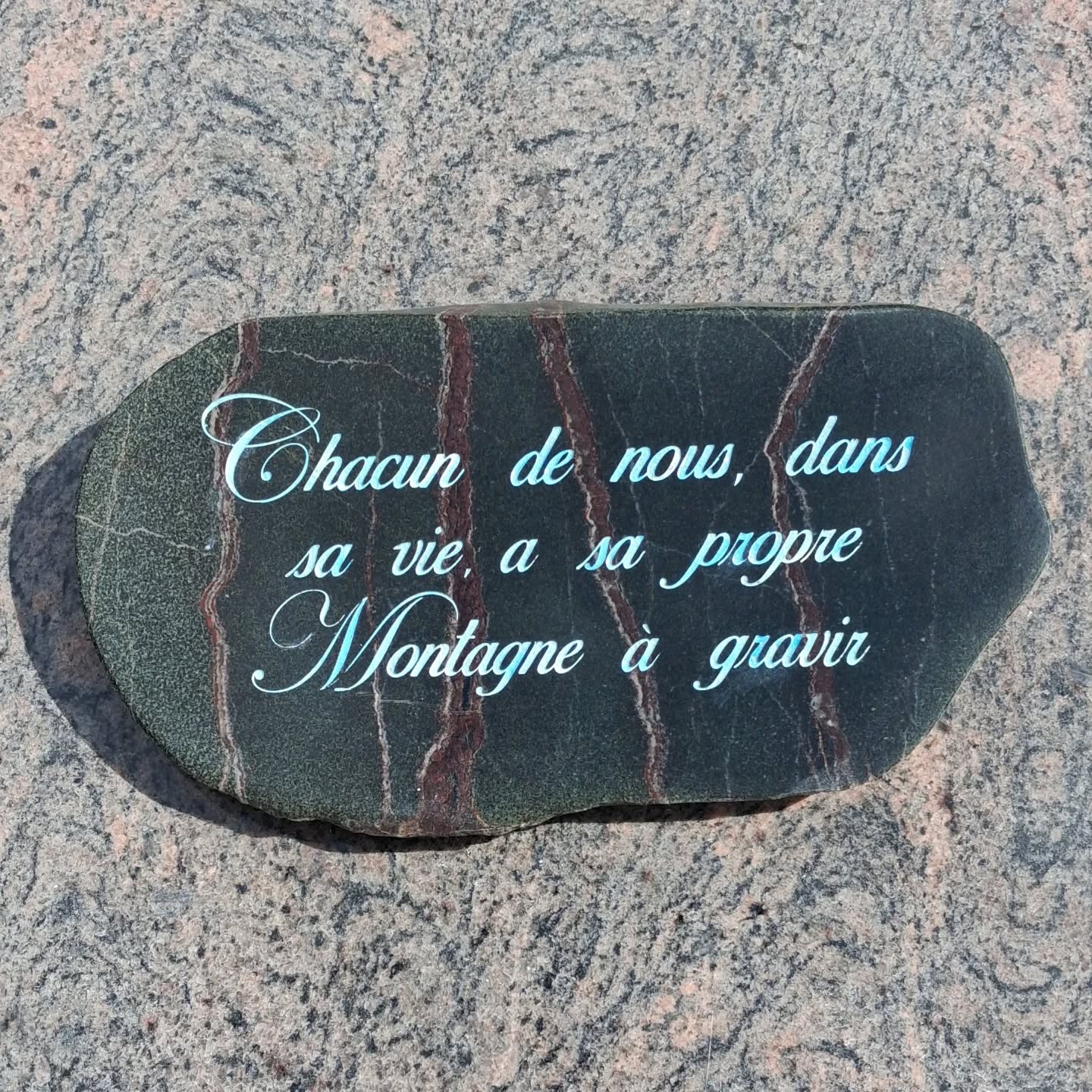 Message gravé sur pierre